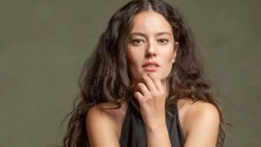 Pelin Akil’in ‘Yalı Çapkını’na vedası öne alındı Oyuncu Pelin Akil, ‘Yalı Çapkını’ dizisinden ayrılıyor. Yeni oyunu da başlayacak olan ve yoğun bir prova süreci olan oyuncunun birkaç bölüm sonra planlanan vedası erkene alındı.